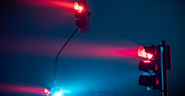 Zwei Rote Ampeln in der Nacht.