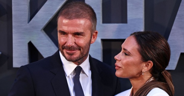 David und Victoria Beckham bei einer Premiere vor einer Fotoleinwand.
