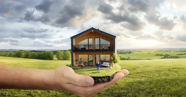 Frau mit Miniaturmodell eines Hauses in der Hand | Credit: HARTL HAUS