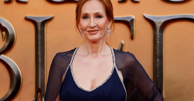 Aufnahme von J. K. Rowling in einem eleganten Abendkleid bei einer Filmpremiere