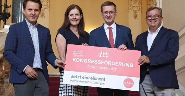 Oberösterreich Tourismus- Geschäftsführer Andreas Winkelhofer, Obfrau der WKOÖ- Fachgruppe Freizeit und Sportbetriebe Petra Riffert, Wirtschaftsund Tourismus-Landesrat Markus Achleitner und Design Center Linz-Geschäftsführer Thomas Ziegler präsentieren die Kongressförderung Oberösterreich.