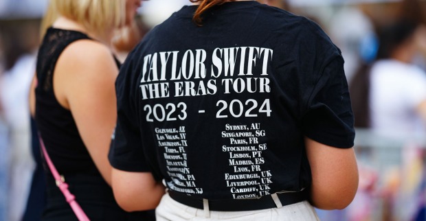 Taylor Swift-Fans vor dem Wiener Ernst-Happel-Stadion