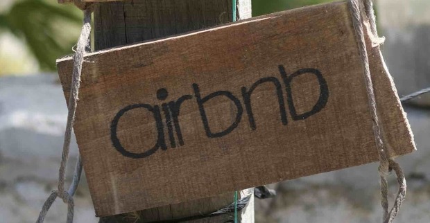 airbnb-Aufschrift auf einem Holzschild