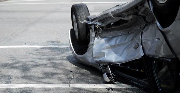 PKW, welcher nach einem Unfall auf dem Dach liegt