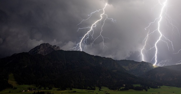 Gewitter über einem Wald in den Bergen.