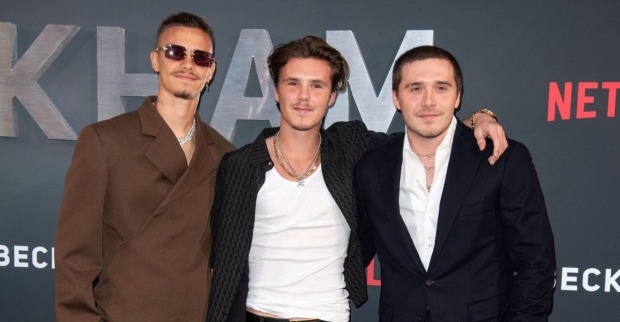 Romeo, Cruz und Brooklyn Beckham bei einer Veranstaltung.