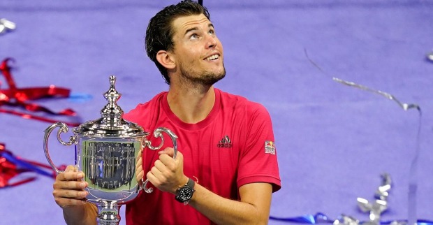 Dominic Thiem in Rosa T-Shirt mit Trophäe der US Open in seinen händen