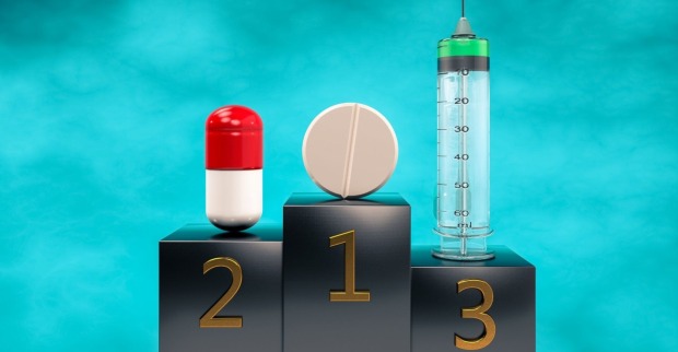 Illustration eines Podests mit Tabletten, Pillen und Spritzen auf dem Siegrtreppchen