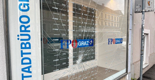 zerschlagene Fensterscheibe der Landesparteizentrale der FPÖ Steiermark