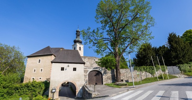 Kirchturm in der Gemeinde Gloggnitz