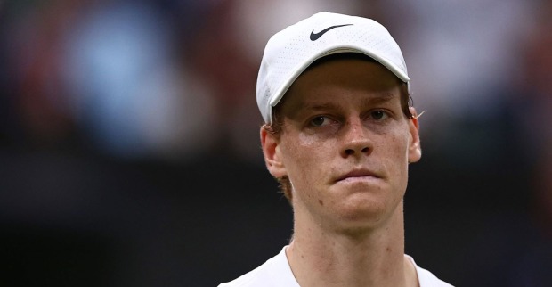 Der Tennistar Jannik Sinner schau nachdenklich drein