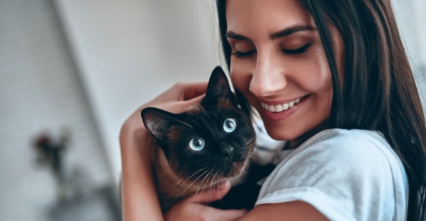 Frau hält Katze auf dem Arm | Credit: iStock.com/Vasyl Dolmatov