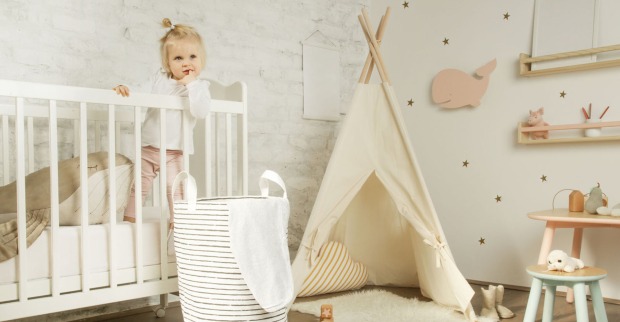 Kleines Mädchen in ihrem Gitterbett | Credit: iStock.com/triocean