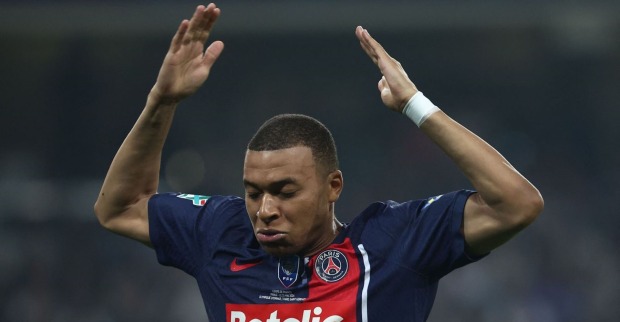 Kylian Mbappe im Dress des französischen Vereins Paris Saint-Germain schlägt seine Hände über den Kopf