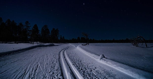 Eine Langlaufloipe in der Nacht.