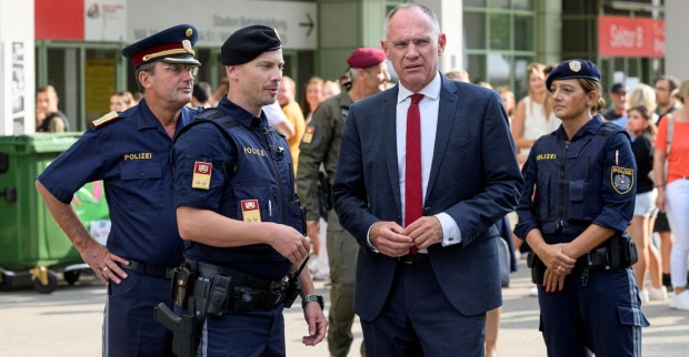 Innenminister Karner mit Polizeibeamten vor dem Ernst-Happel-Stadion