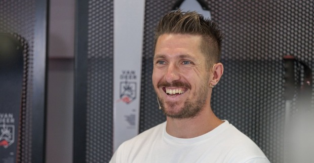 Marcel Hirscher vor seinen Van Deer-Skiern im Porträt