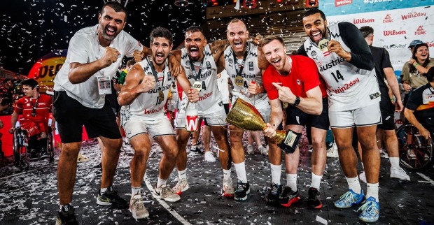 Das jubelnde Team der österreichischen 3x3 Basketballer posiert mit ihren Medaillen