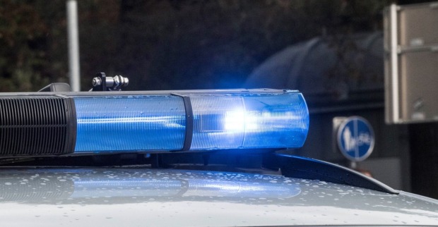 Aktiviertes Blaulicht auf einem Streifenwagen
