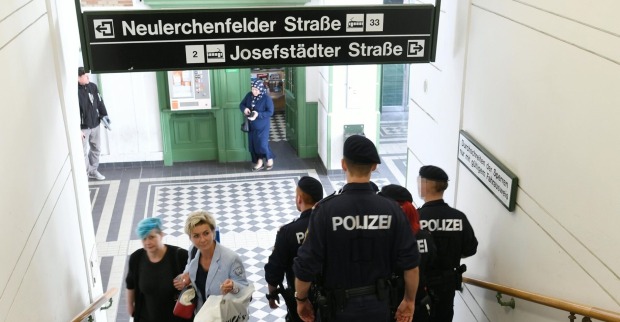 Gruppe von Polizisten marschiert Treppen der U6-station Josefstädter Straße hinab