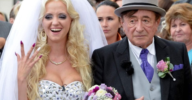 Lugner bei der Hochzeit mit Spatzi, ihr sieht nicht glücklich aus.