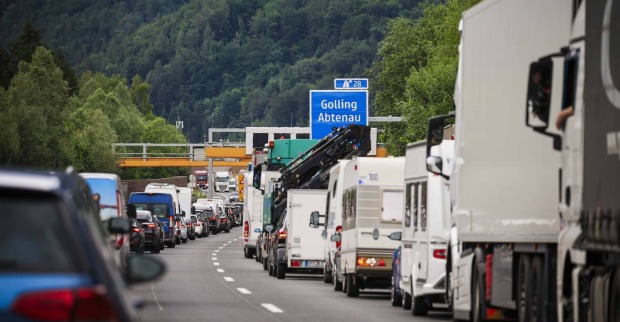 Stau auf der Tauernautobahn A10.