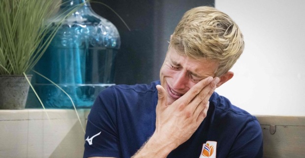 Der niederländische Volleyballler Steven van de Velde sitzt weinend auf einer Couch