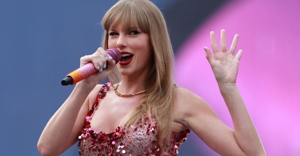 Taylor Swift winkt ihren Fans von der Bühne aus