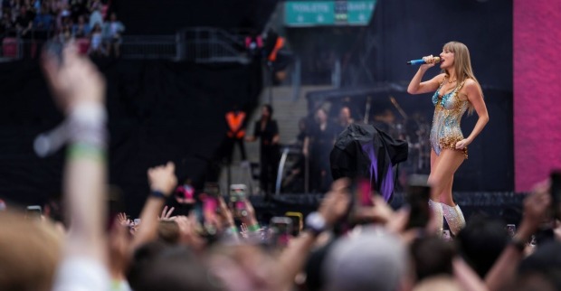 Taylor Swift auf der Bühne im Wembley Stadium.