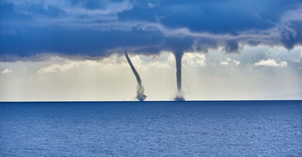Zwei Tornados auf dem Meer.