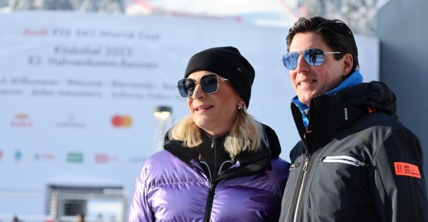 Maria Höfl-Riesch und Marcus Höfl mit Sonnenbrillen in Kitzbühel.