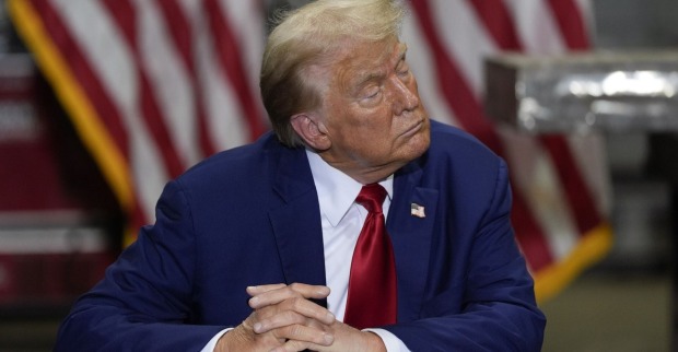 Donald Trump blickt etwas eigenartig auf die Seite.