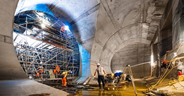 Arbeiter in einer Tunnelbaustelle beim U-Bahnbau