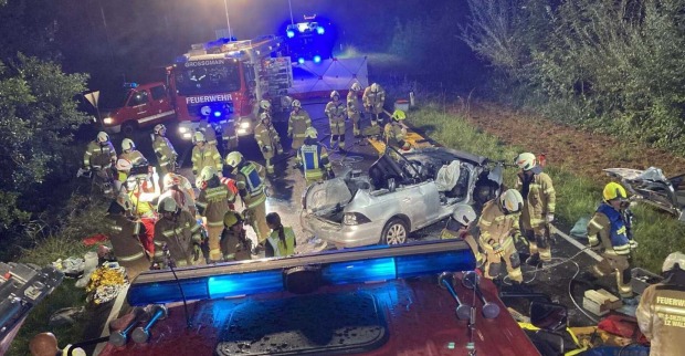 Viele Einsatzkräfte am Unfallort.