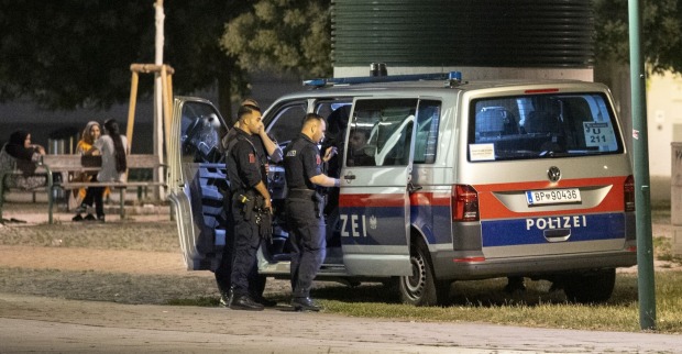 Polizisten bei einer Schwerpunktaktion bei der U-Bahnstation Jägerstraße in Wien-Brigittenau