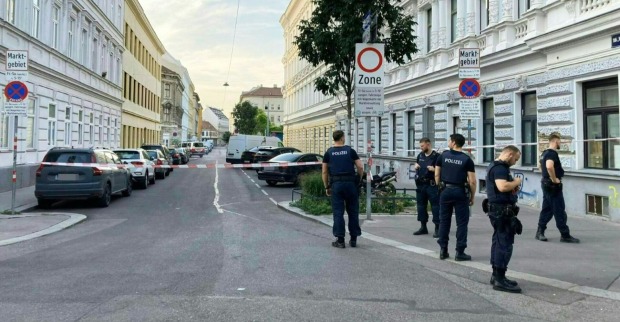Polizisten am Tatort Yppenplatz in Wien Ottakring
