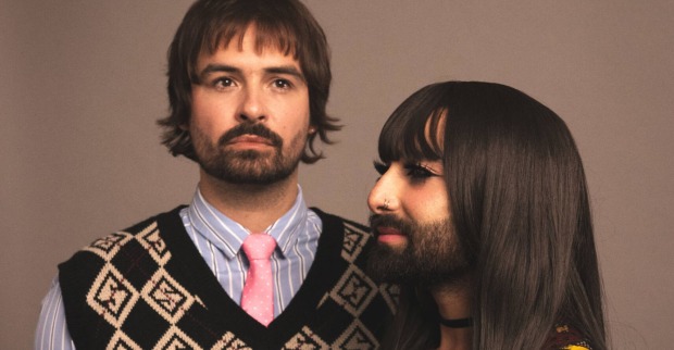 Martin Zerza und Conchita Wurst stehen nebeneinander
