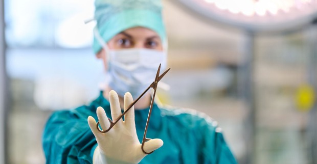 Pflegerin bei der Arbeit | Credit: Martin Wiesler