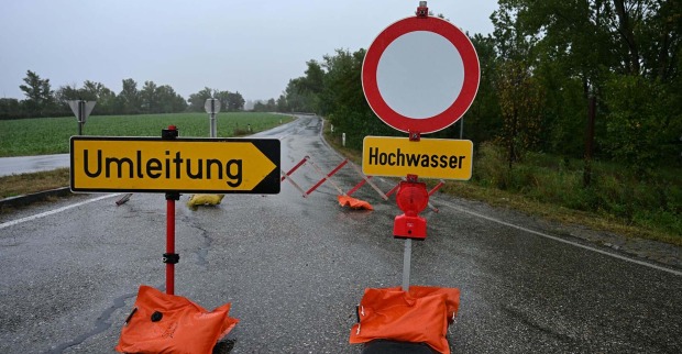 Umleitungs- und Fahrverbotschild aufgrund von Hochwasser