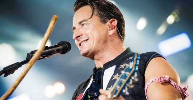 Andreas Gabalier mit Gitarre auf der Bühne.