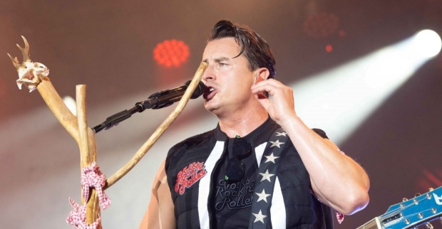 Andreas Gabalier singt in ein Mikrophon auf der Bühne.