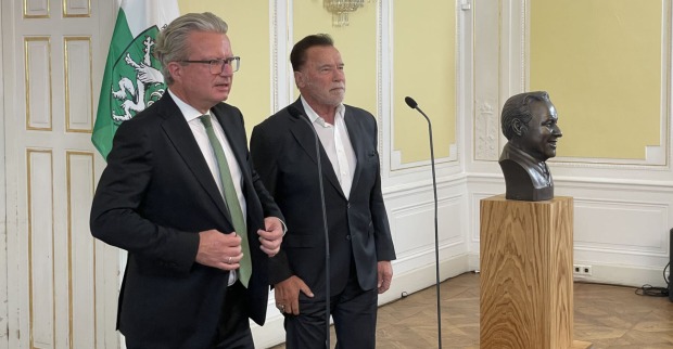 Zwei Männer in Anzügen stehen nebeneinander