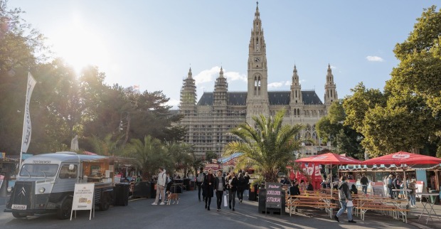 Food Trucks, Menschen und Bierbänke am Wiener Rathausplatz
