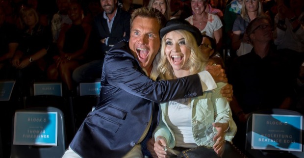Dieter Bohlen umarmt Beatrice Egli.