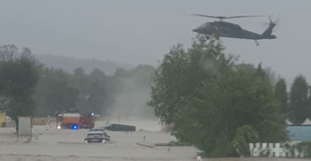 Black Haw in Markersdorf über der überfluteten Straße, im waser ein Einsatzfahrzeug