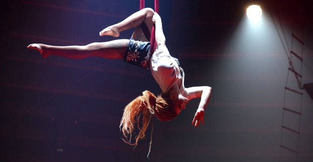 Kunststück in der Luft im Circus Krone
