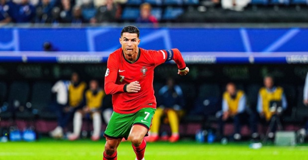 Cristiano Ronaldo läuft auf dem Spielfeld