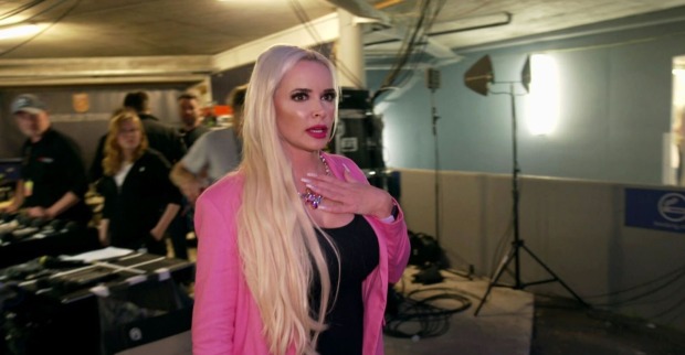 Daniela Katzenberger legt überrascht ihre Hand auf ihre Brust.