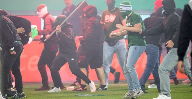 Eskalierende Fans beim Wiener Derby.