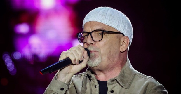 DJ Ötzi singt auf der Bühne in ein Mikrophon.